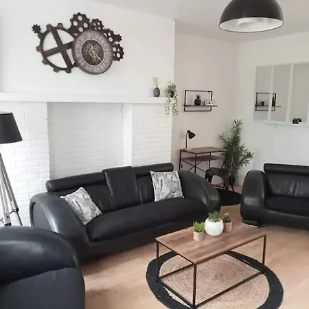 Agreable Maison De Ville, Au Calme ブルブール