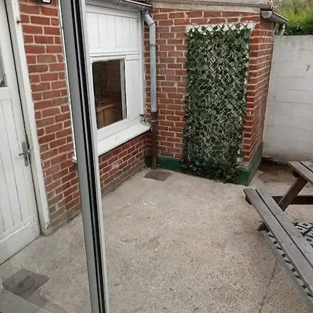 Agreable Maison De Ville, Au Calme ブルブール